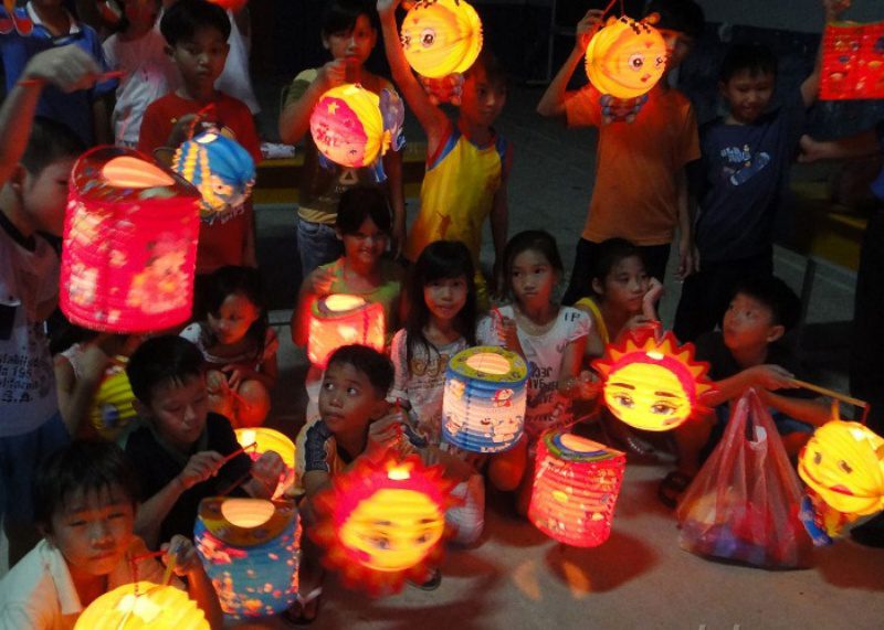 Con số nào trong giấc mơ thấy đèn trung thu giúp bạn đổi đời? 8 Nằm mơ thấy mua đèn trung thu tặng người khác đánh ngay cặp số 25-53